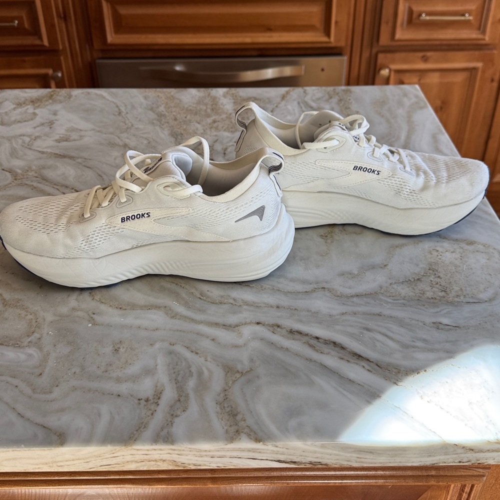 Brooks Women’s Glycerin 22 running shoes in white - Picture 4 of 8